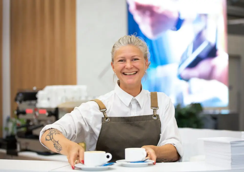 Lachende barista