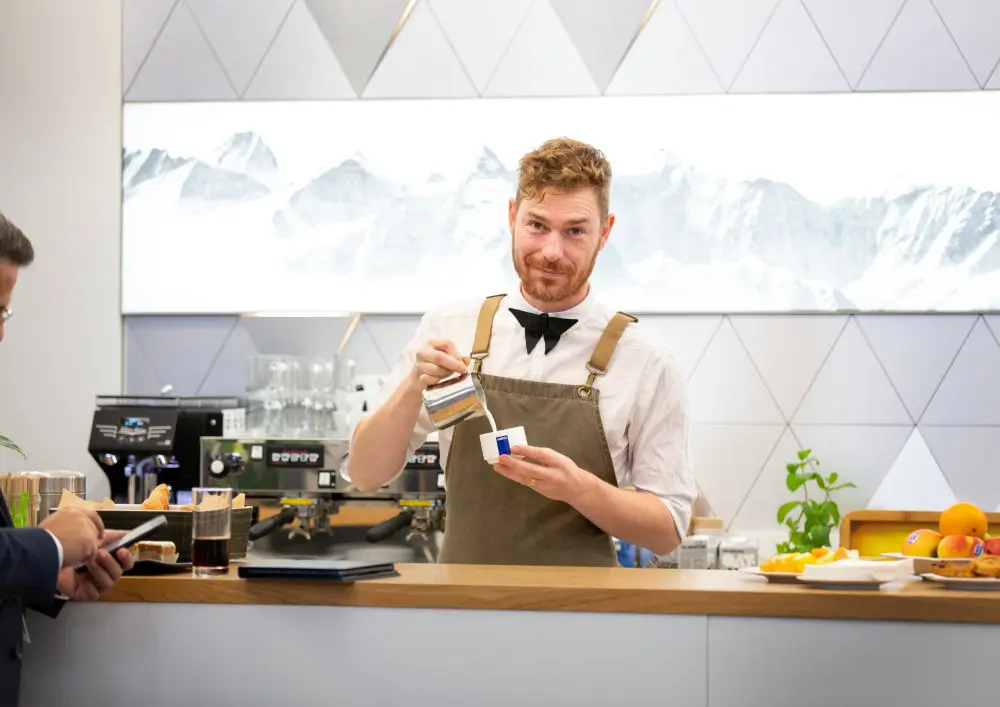Barista die koffie inschenkt