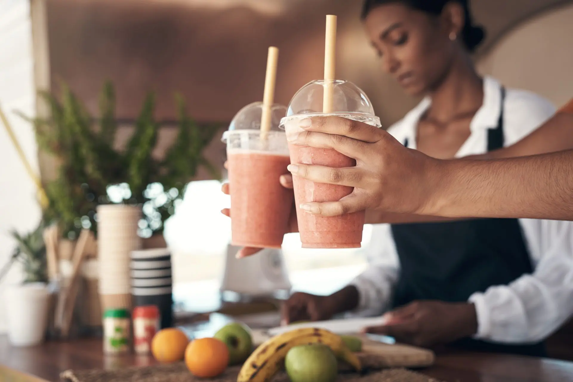 Hand die smoothies uitserveert