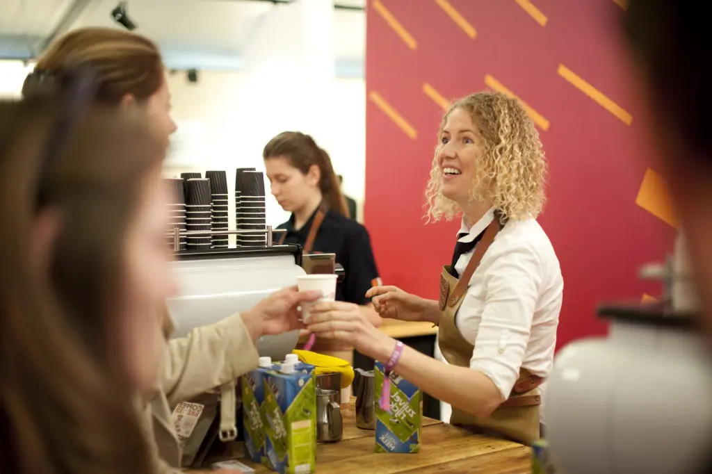 Professionele host aanwezig op beurs bij koffiemachine huur