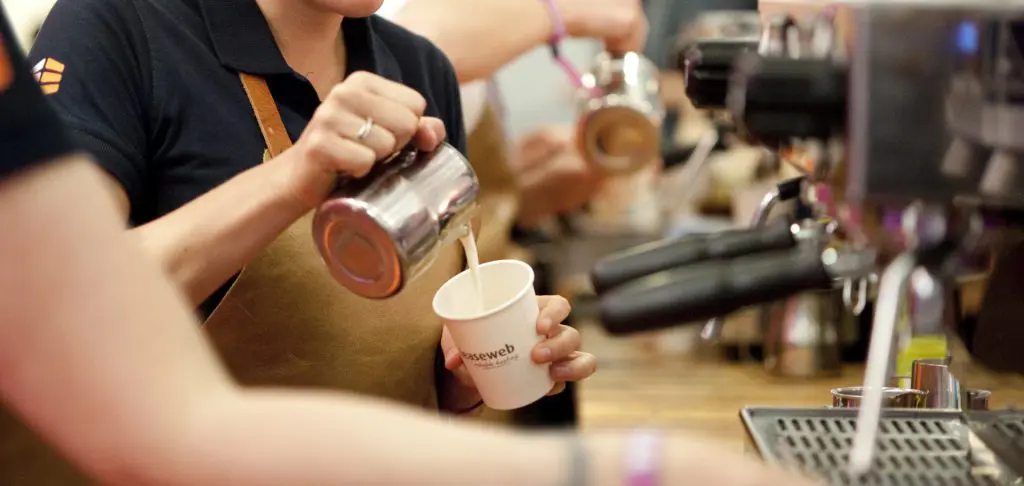 Hand die koffie inschenkt