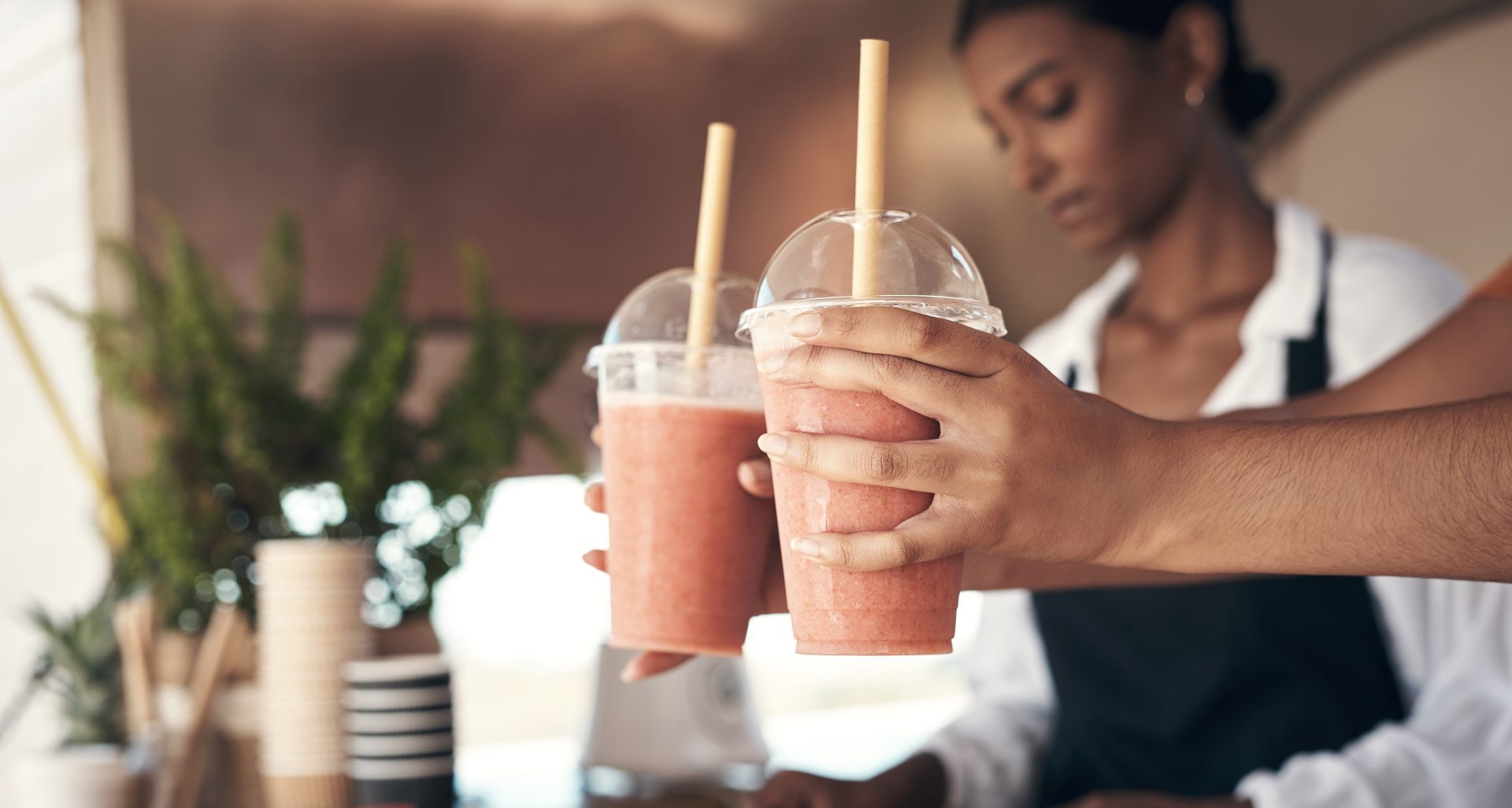 Hand met smoothie