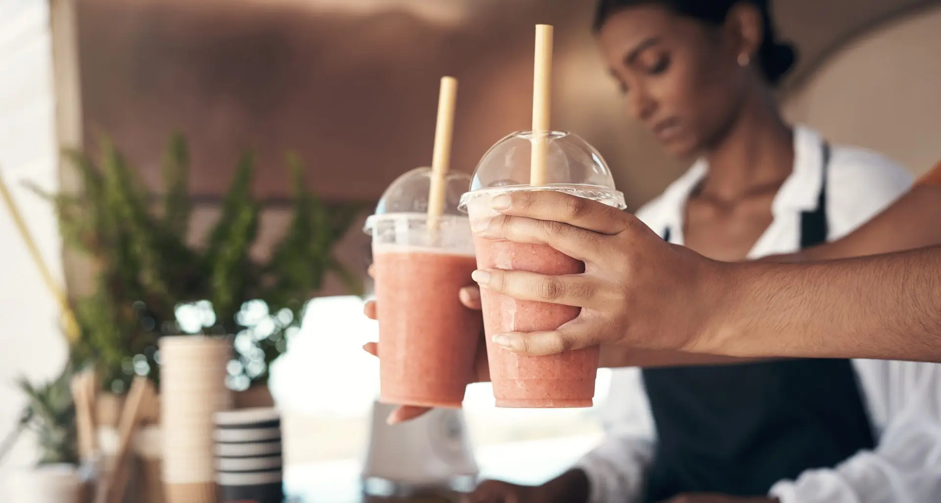 Hand met smoothie