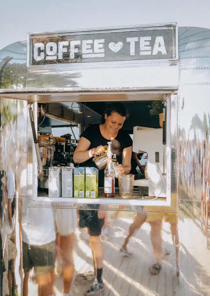 Barista aan het werk in trailer