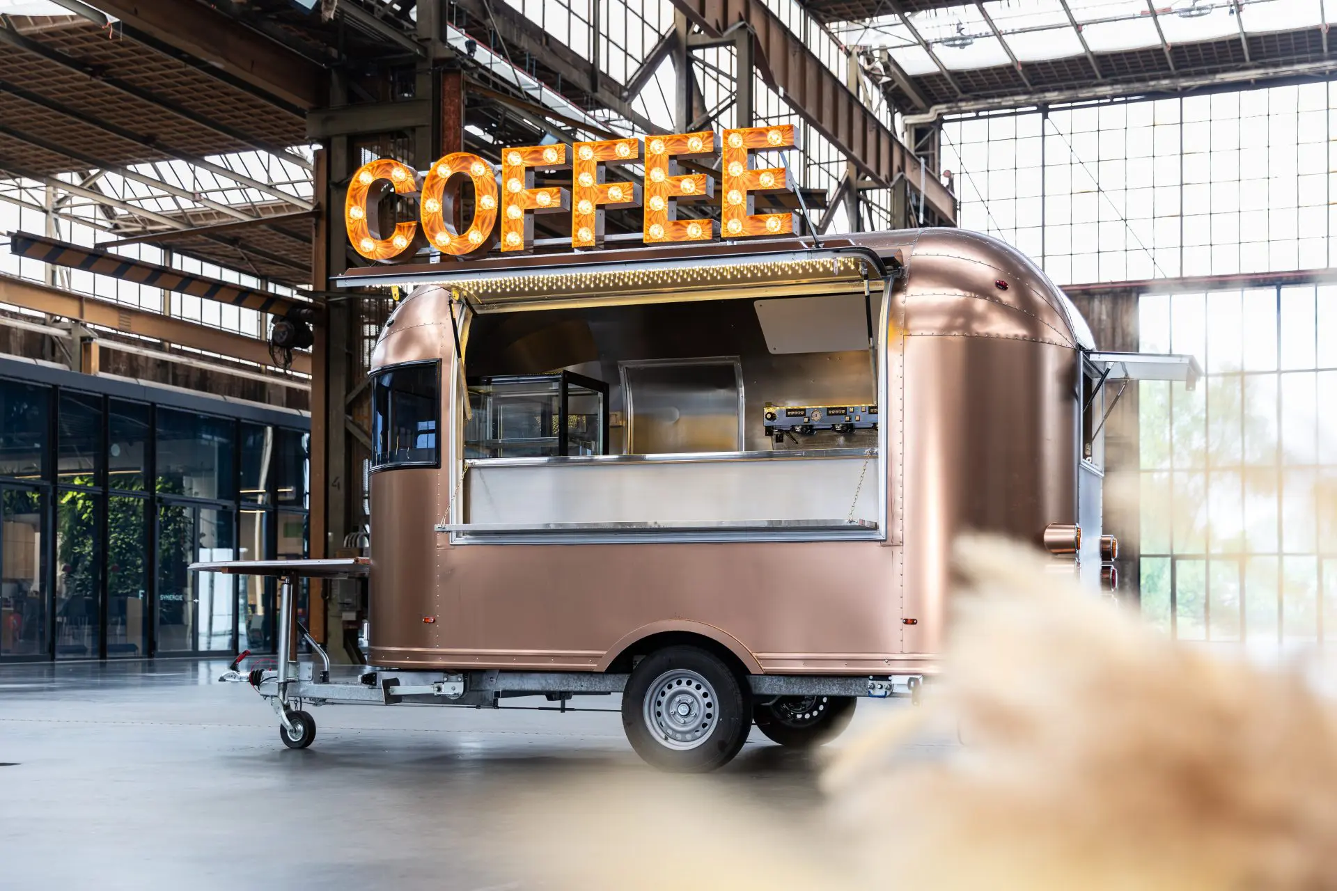 Compact trailer chroom met coffe logo