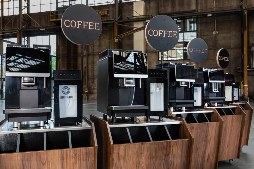 Rij volautomatische koffiemachines van Barista Company in een industriële hal