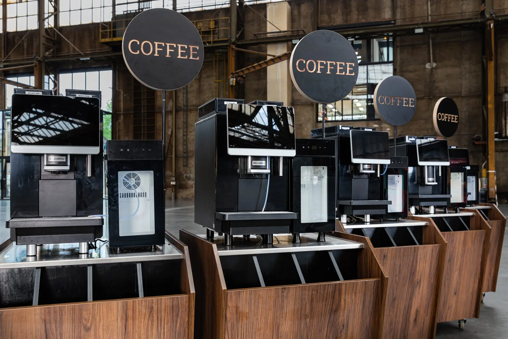 Rij volautomatische koffiemachines van Barista Company in een industriële hal