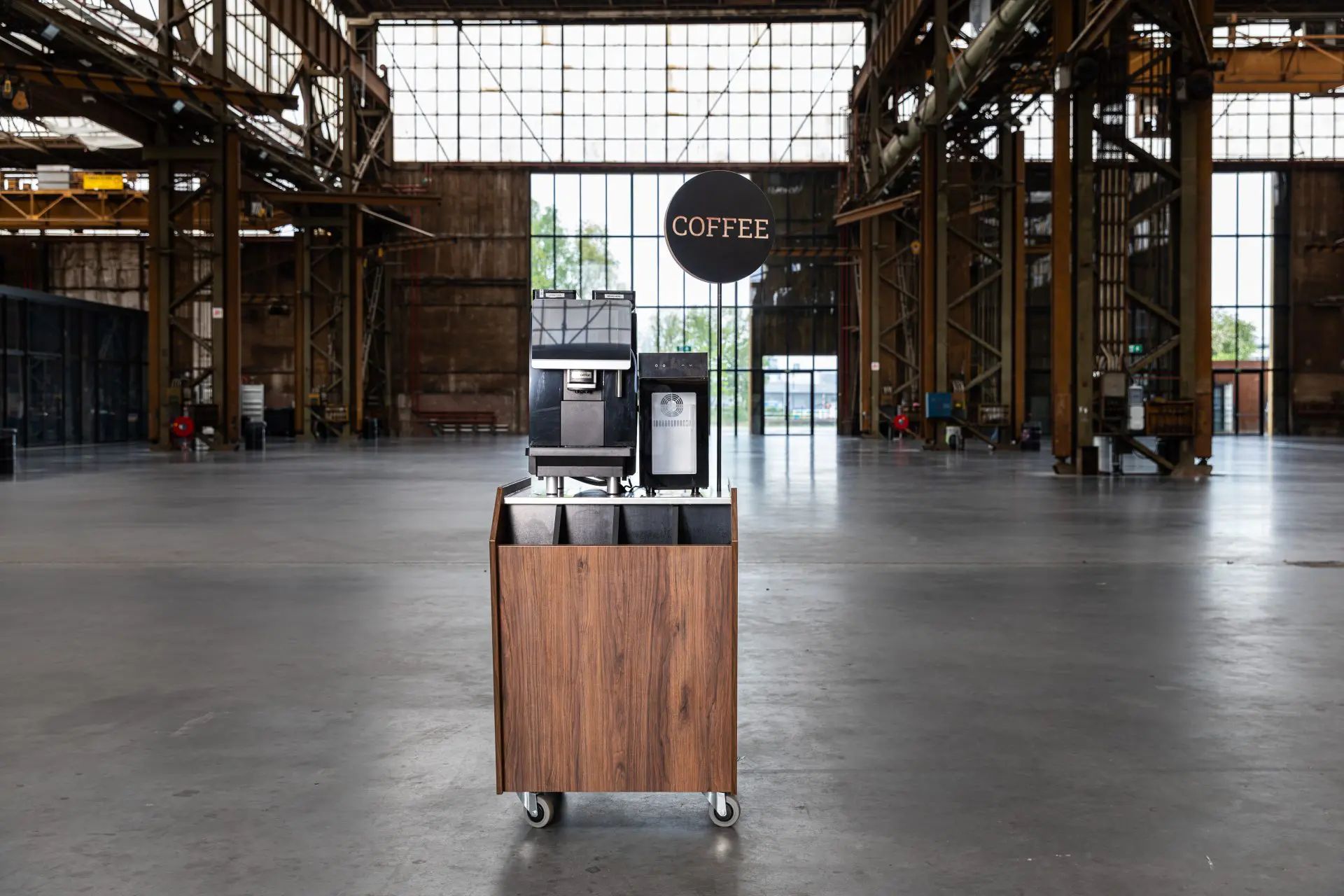 Koffiecart van Barista Company met coffee-bord in een industriële hal