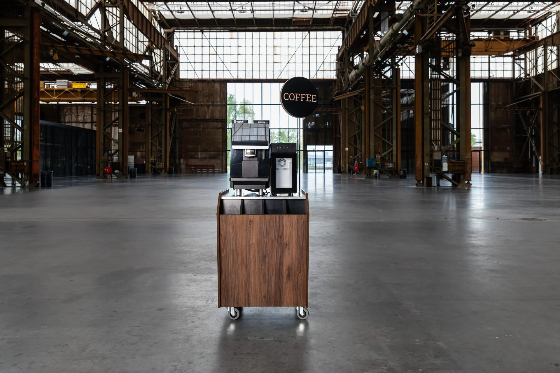 Mobiele koffiecorner van Barista Company in een industriële hal