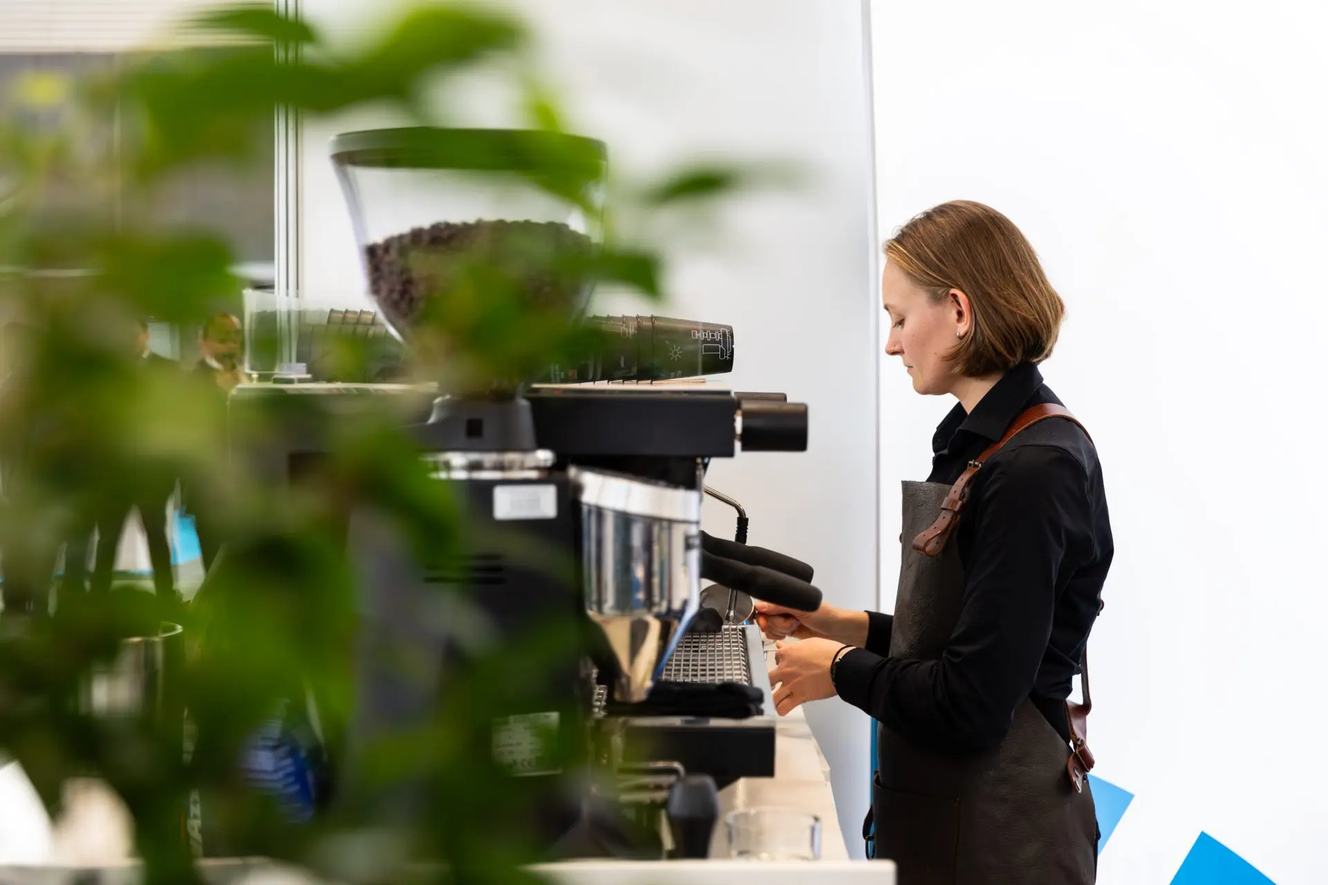 Barista bereidt koffie met een professionele espressomachine op een evenement