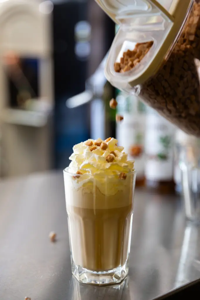 IJskoffie met slagroom en topping op een bar