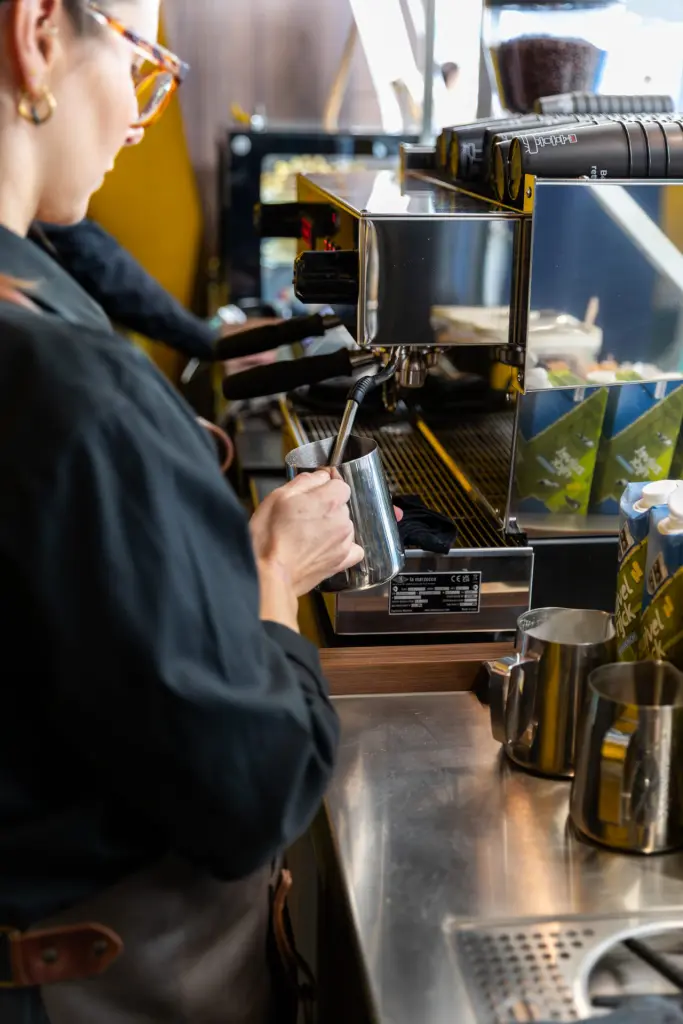 Barista bereidt koffie achter de espressomachine