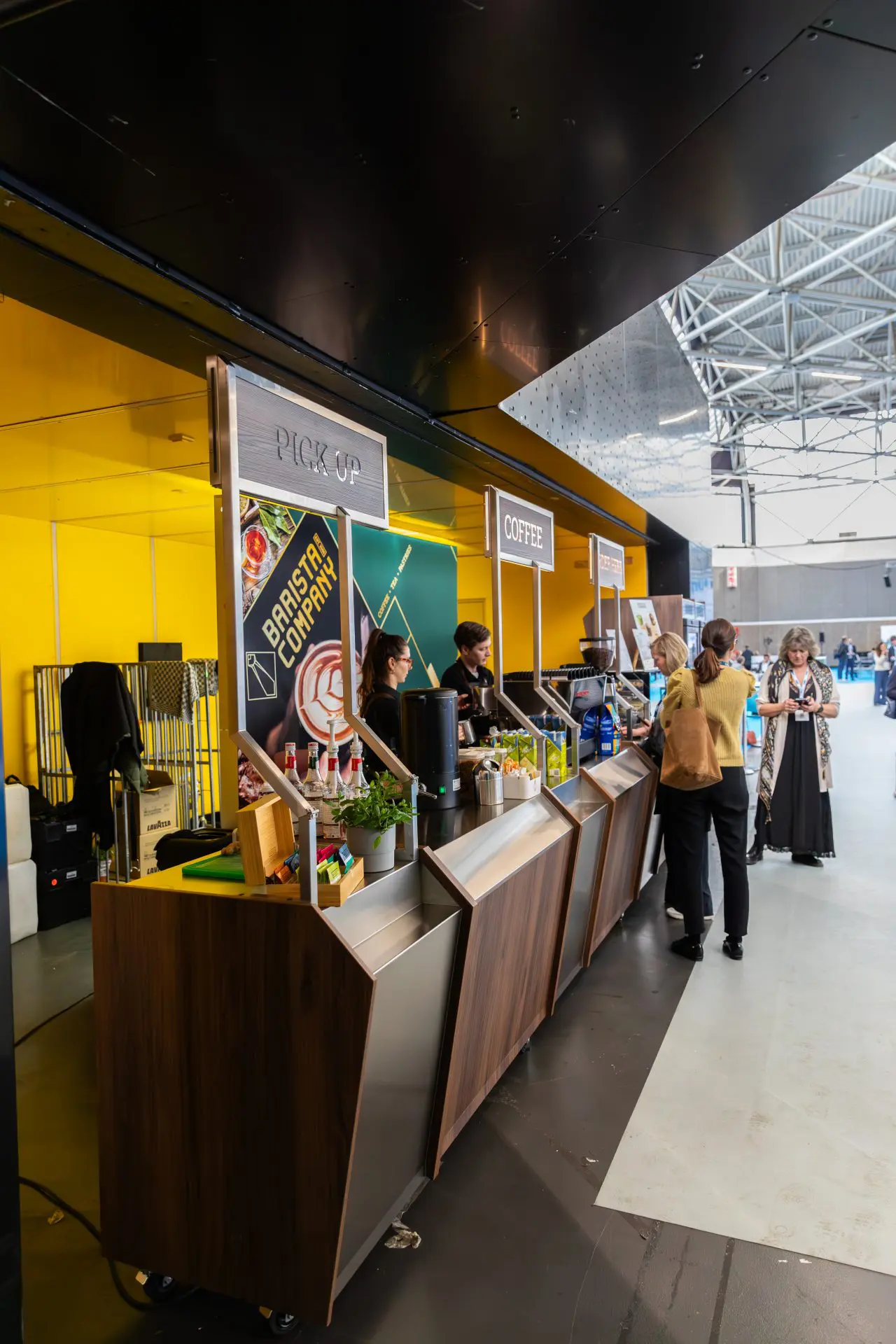 Mobiele koffiebar met barista's en gasten op een beurs