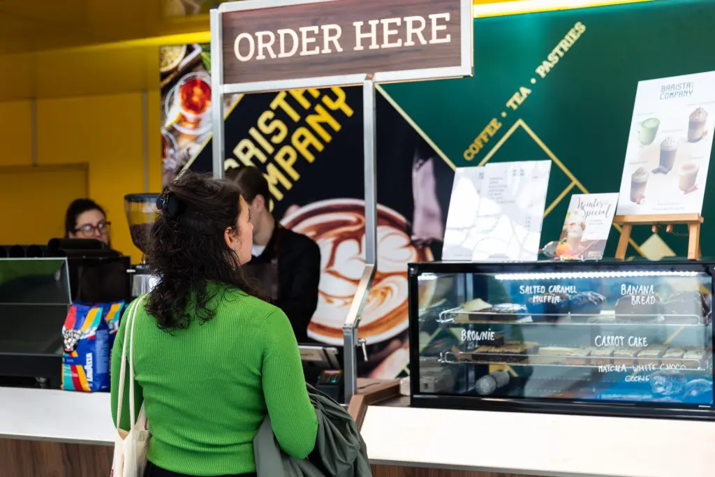 Barista Company bar op een evenement met gast die een bestelling plaatst